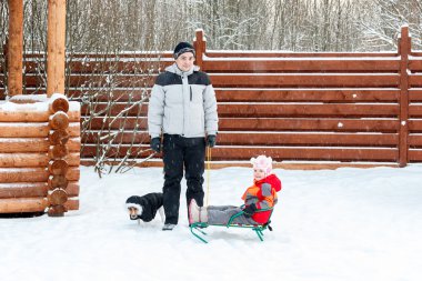 Baba kızı ve arka bahçesinde kızak köpek