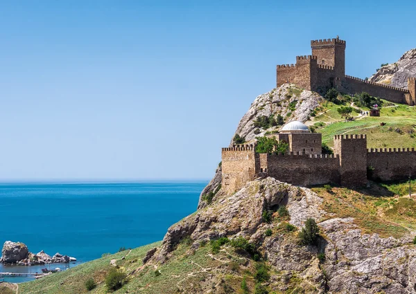 Antika Genua fästning i staden av Sudak, Crimea — Stockfoto
