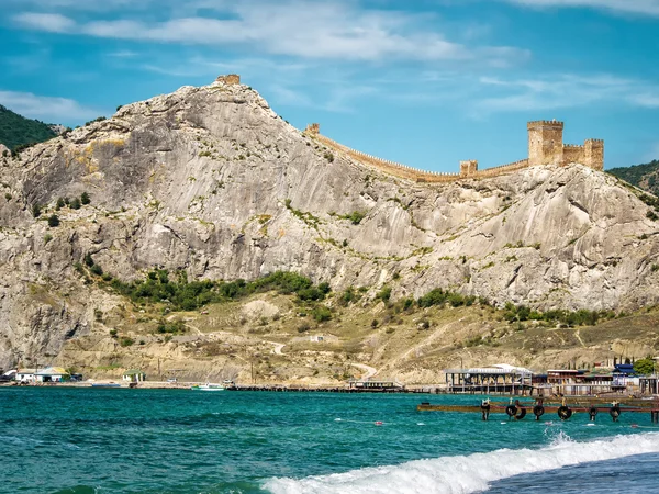 Ancienne forteresse génoise dans la ville de Sudak, en Crimée — Photo