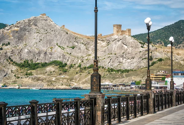 Sudak antik Ceneviz kale içinde Gezinti görüntülemek