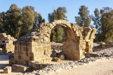 Kıbrıs Rum Kesimi 'nin Paphos Arkeoloji Parkı' na ortaçağ Saranta Kolones girişi. Eski kentin Kato semtinde Bizans kalesi kalıntıları görülüyor. Burası Paphos 'un dönüm noktası. Geçmiş kavramı.