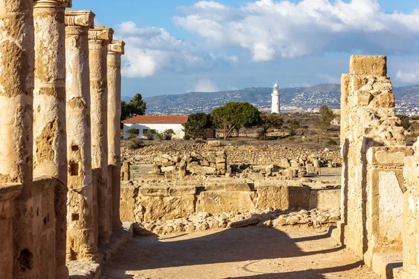 Kıbrıs Rum Kesimi 'nin Paphos Arkeoloji Parkı' ndan antik Theseus Evi 'nin deniz feneri manzarası. Eski kentin Kato semtinde Helenistik kalıntıları olan manzara. Burası Paphos 'un dönüm noktası. Seyahat kavramı.