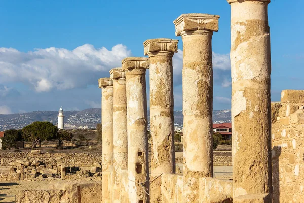 Theseus Evi 'nin deniz fenerine bakan sütunları, Paphos Arkeoloji Parkı, Kıbrıs. Kato bölgesindeki antik Yunan harabeleri. Burası Paphos 'un dönüm noktası. Tarih ve seyahat kavramı.