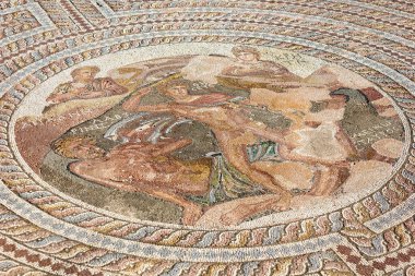 Kıbrıs Rum Kesimi 'nin Paphos ilçesinde Minotaur ile mozaik. Theseus 'un evindeki döşeme döşemeleri harap olmuş. Eski Paphos şehrinde eski Yunan ev dekorasyonu. Küçük taş desenli yüzey.