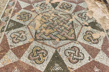 Antik Yunan süsü arka planı, Kato, Paphos, Kıbrıs, Avrupa 'daki harabe evin zemin mozaiğinin üst görüntüsü. Eski şehrin iç kısmının döşeme deseni. Küçük taş desenli yüzey.