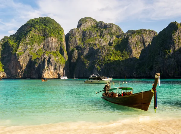 Turistler için geleneksel Tay tekne.