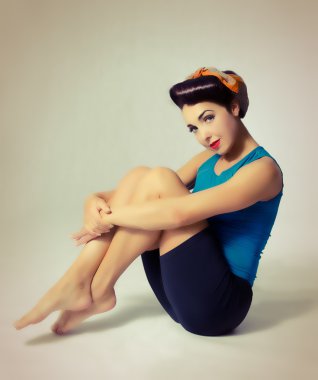 Spor giysileri retro tarzı içinde oturan kadın