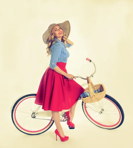 Flicka med en cykel i retro stil — Stockfoto