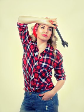 Bir İngiliz anahtarı retro kızla