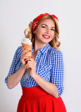 mutlu bir kadın üzerinde beyaz izole dondurma, yemek