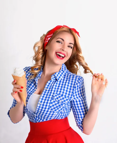 Szczęśliwa kobieta jedzenie lodów, na białym tle — Zdjęcie stockowe