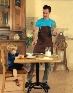 Baba bir kahvaltı yemek yapıyor.
