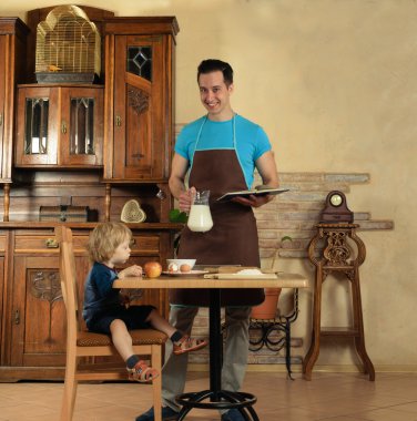 Baba bir kahvaltı yemek yapıyor.