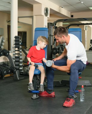 çocuk tarafından çalıştırıldılar adam