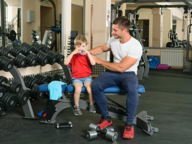 çocuk tarafından çalıştırıldılar adam