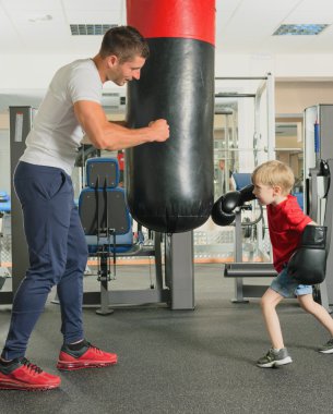 adam ve oğlu jimnastik salonu