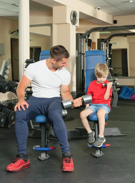 Człowieka i syna w siłowni — Zdjęcie stockowe