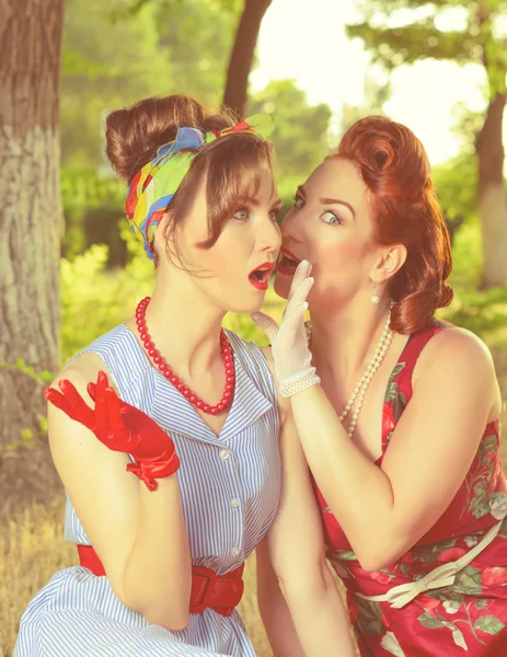 Two girls gossiping — Stock Photo, Image