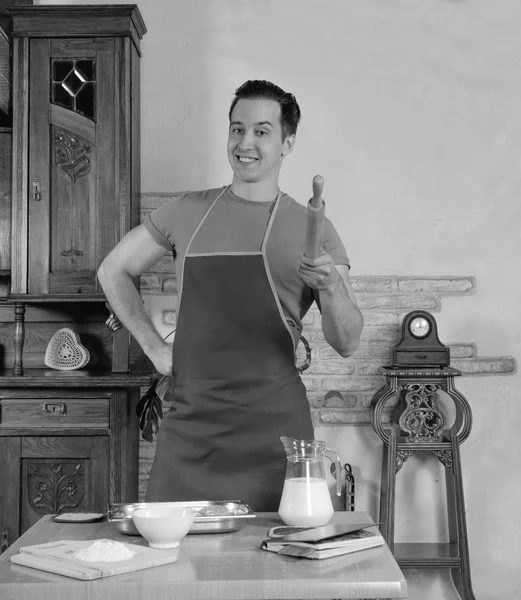 Homem na cozinha com rolo de pino — Fotografia de Stock