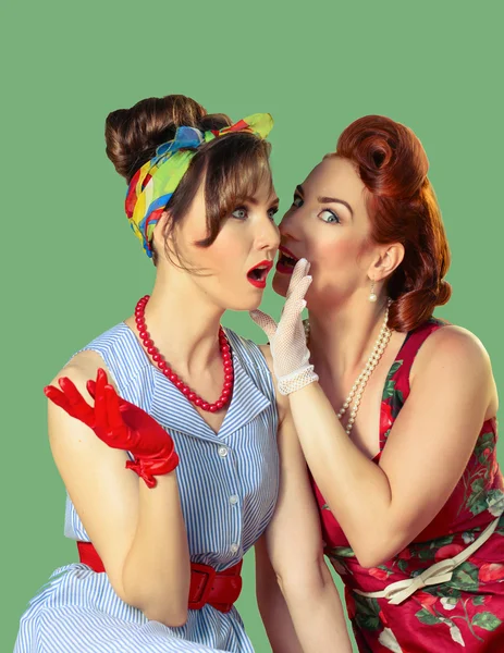 Dvě dívky klábosení — Stock fotografie