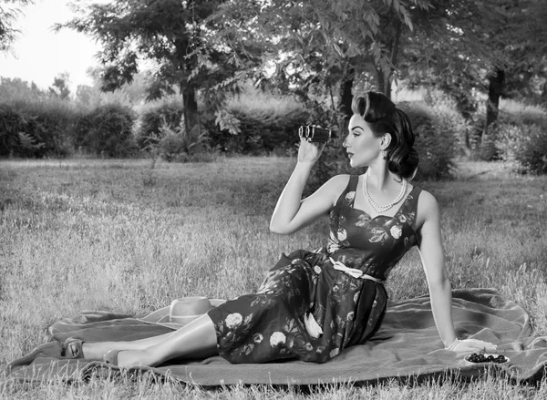 Girl with binoculars retro style — Stock Photo, Image