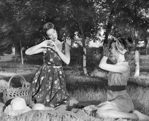 Girls make pictures at a picnic retro — Stock Photo, Image