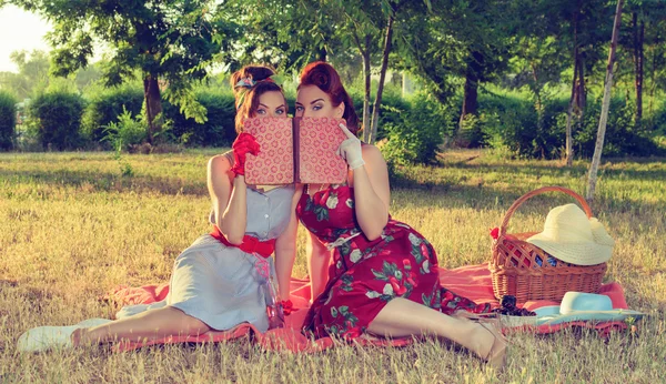 Two women spying — Stock Photo, Image