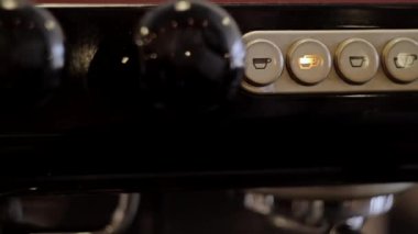 Anahtarı kahve makinesinde iterek el mans. Yakın çekim.