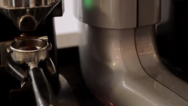 Tamponare il caffe 'macinato. Primo piano . — Video Stock