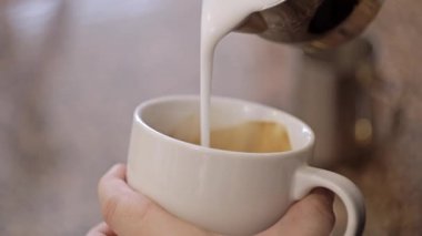 Barista kahve çubuğunda desen yapar. Yakın çekim.