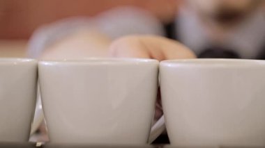 Garson iki fincan espresso makinesi koymak