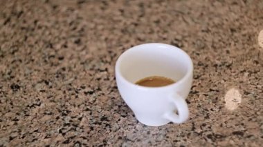 Barista kahve çubuğunda desen yapar. Yakın çekim.