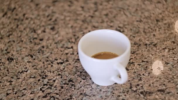 Barista maakt patroon in koffiebar. Close-Up. — Stockvideo