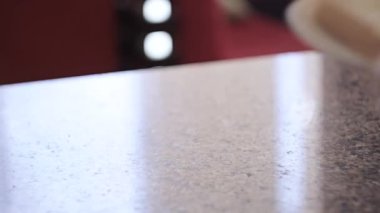 Barista ellerini iki sandviç ve sıcak içecek bir bardak ver. Genç adam ellerini hepsini al. Kahve ya da çay. Ste ile sıcak içecek fincan