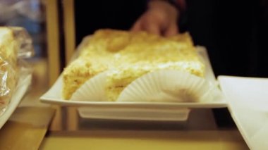 Vitrin kek penceresinde görüntülemek için lezzetli tatlı yemek kantin.