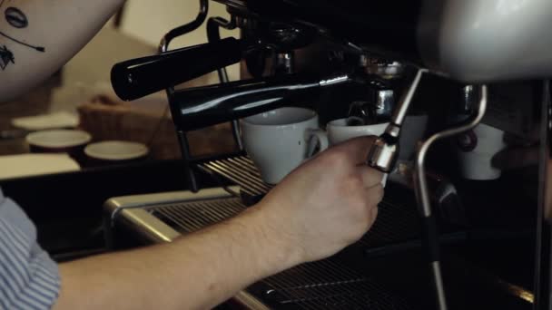 Barista kávézó eszpresszó teszi. Közeli kép:. — Stock videók