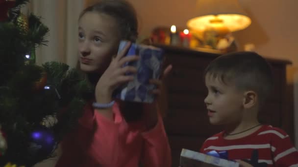 Niños felices con regalos — Vídeos de Stock