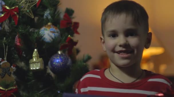 Niño pequeño con regalo — Vídeos de Stock