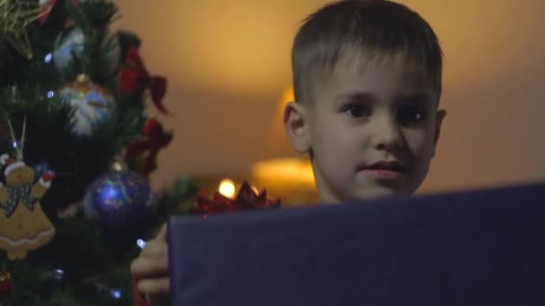 Niño pequeño tomar regalo de año nuevo — Vídeos de Stock