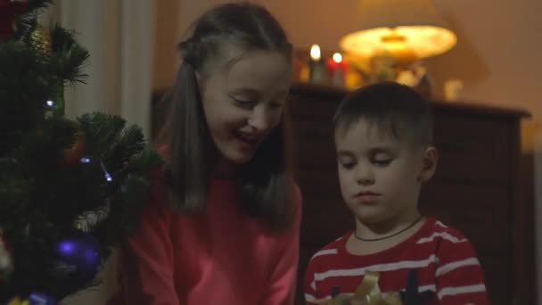 Enfants avec des cadeaux — Video