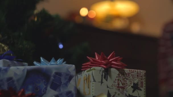 Pojke ta nya året gåva — Stockvideo