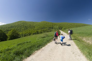 İnsanlar yol hiking Dağı'nda