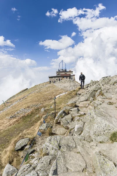 Budynek w bulutlar — Stok fotoğraf