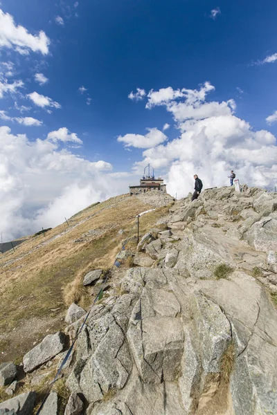 Budynek w bulutlar — Stok fotoğraf