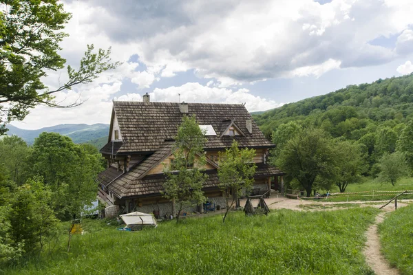 Huis op een berg weide — Stockfoto