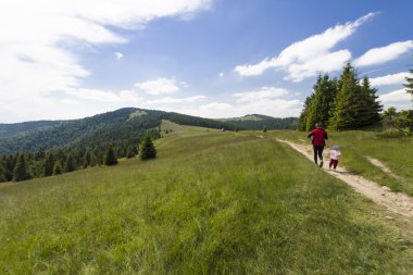 Kadın üzerinde yol hiking
