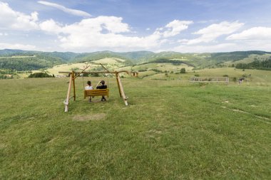 Bir çift salıncak üzerinde