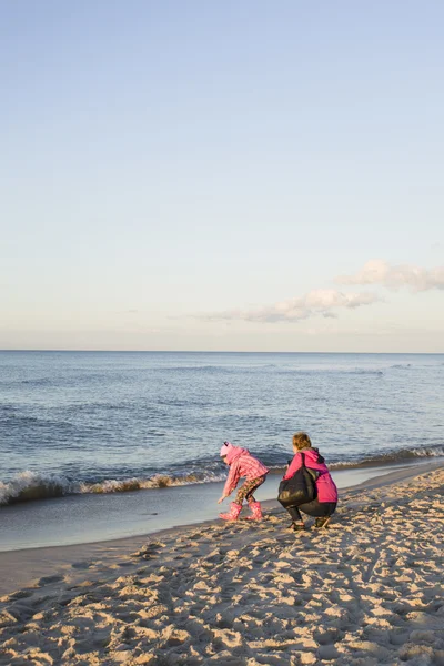 Madre con su doughter en la playa del mar — Foto de Stock