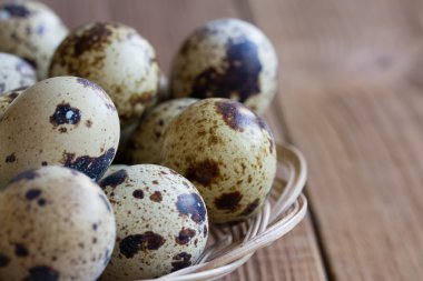 Bıldırcın yumurtası ahşap bir masa üzerinde. Sağlıklı gıda.