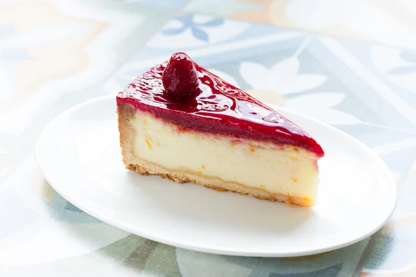 Delicious , delicate cheesecake with raspberry sauce — Stock Photo, Image